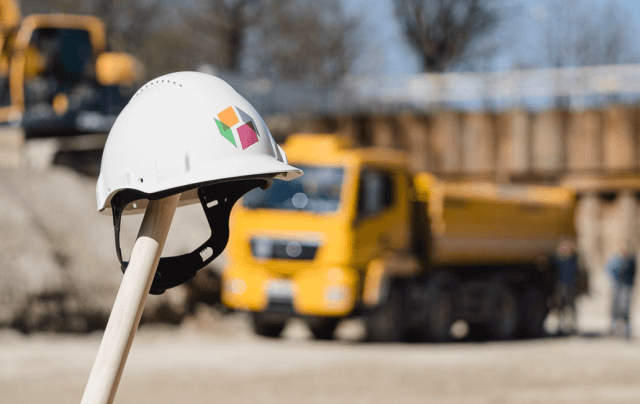 Baustellen-Stilleben: 4Wände-Bauhelm
