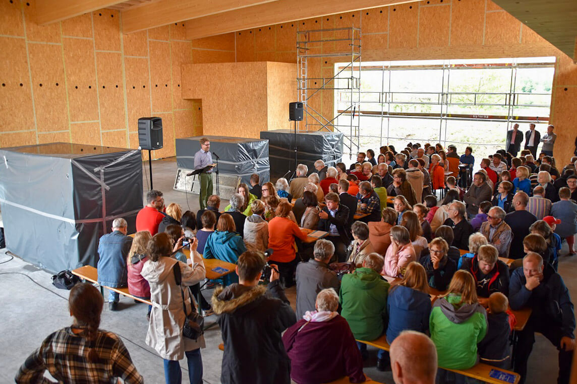 Kirchengemeinde auf der Baustelle