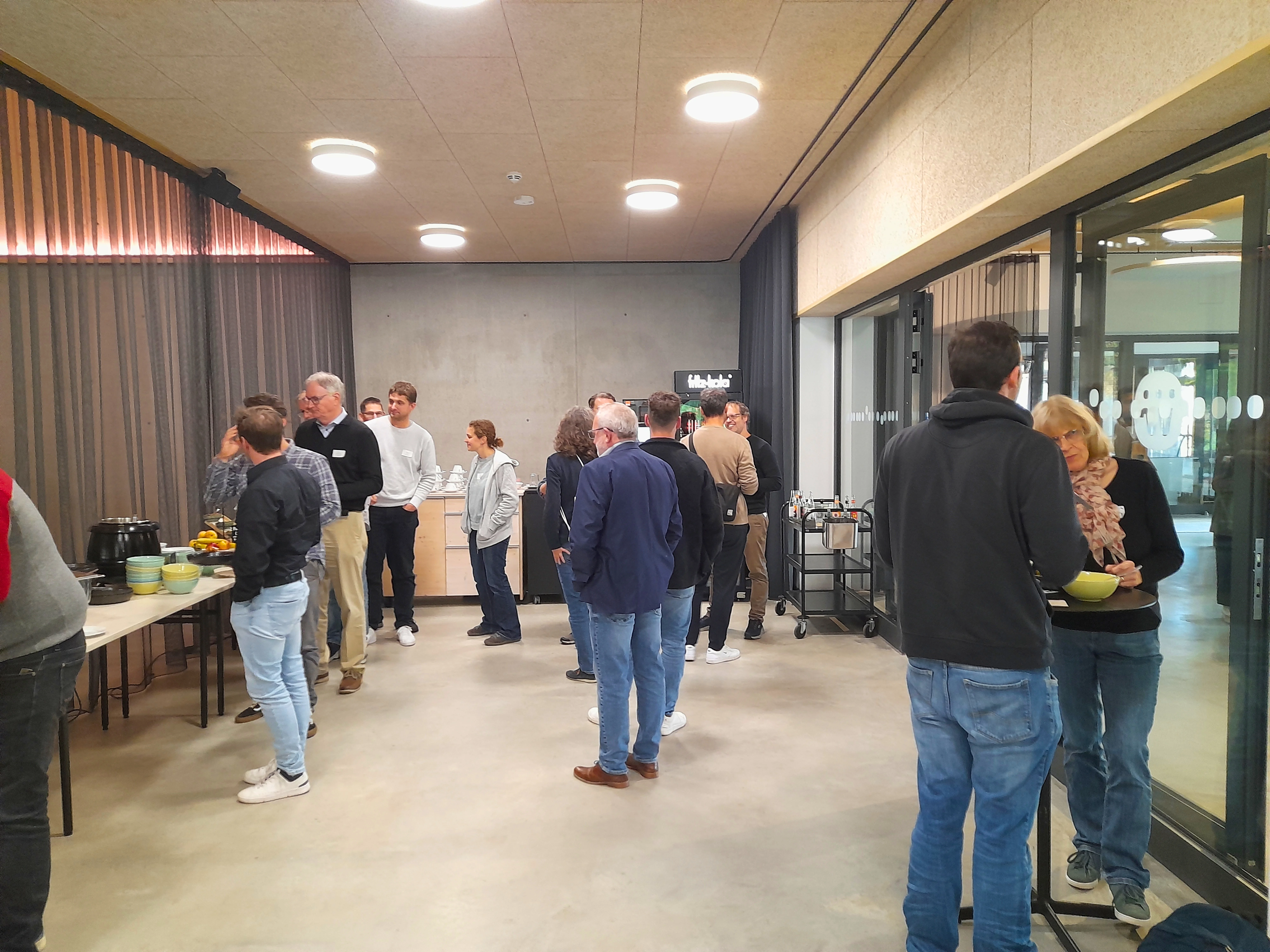 Mittagsbuffet mit Teilnehmenden, Gemeindebauwerkstatt 2025